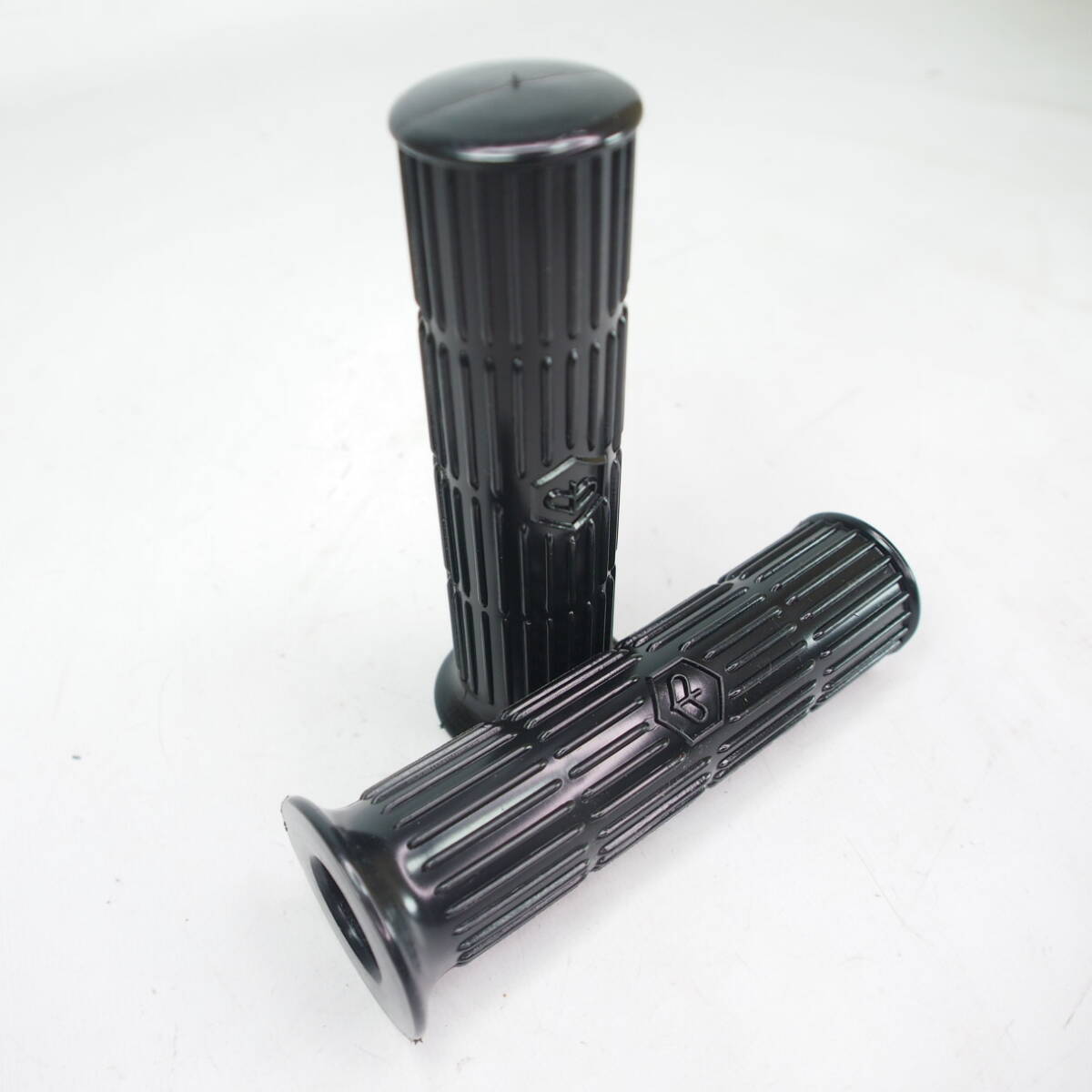 Pair of grips Vespa P-range (-1984) - black 24x135mm P200E PX200E PX200FL PX125FL PX150FL P150X T5